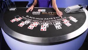 Dealer profesional juragan62 menjelaskan aturan Free Bet Blackjack kepada pemain